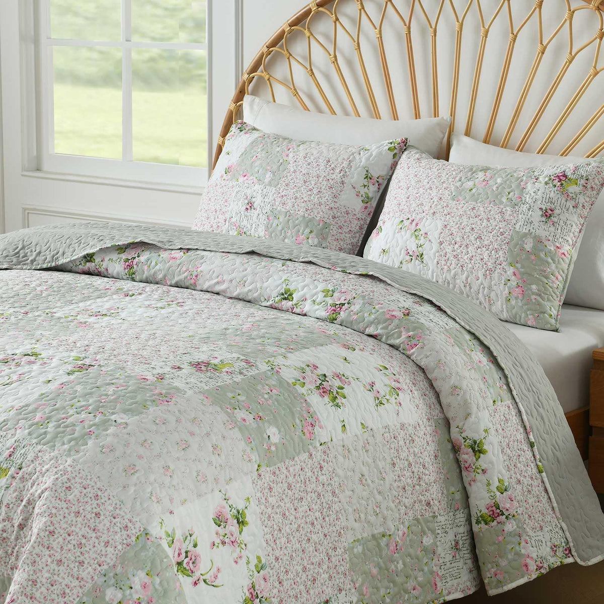 Boryard 3-Piece Patchwork King Quilt Set, Lightweight Soft Bedspread Gray Coverlet (104x90 inches) Spring Bedding Set with 2 Pillow Shams, Grey Plaid